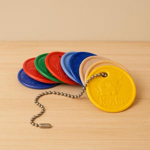 Juego de tapas de leche de plástico Korkee vintage: fichas de lácteos con relieve colorido en cadena de bolas: decoración de cocina retro o lote de colección