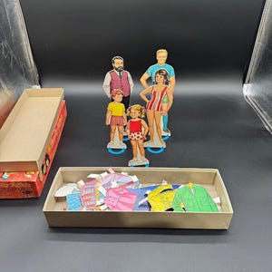 Set di bambole di carta vintage degli anni '60 "Family Affair" di Whitman / Collezione di serie TV con scatola originale e abiti