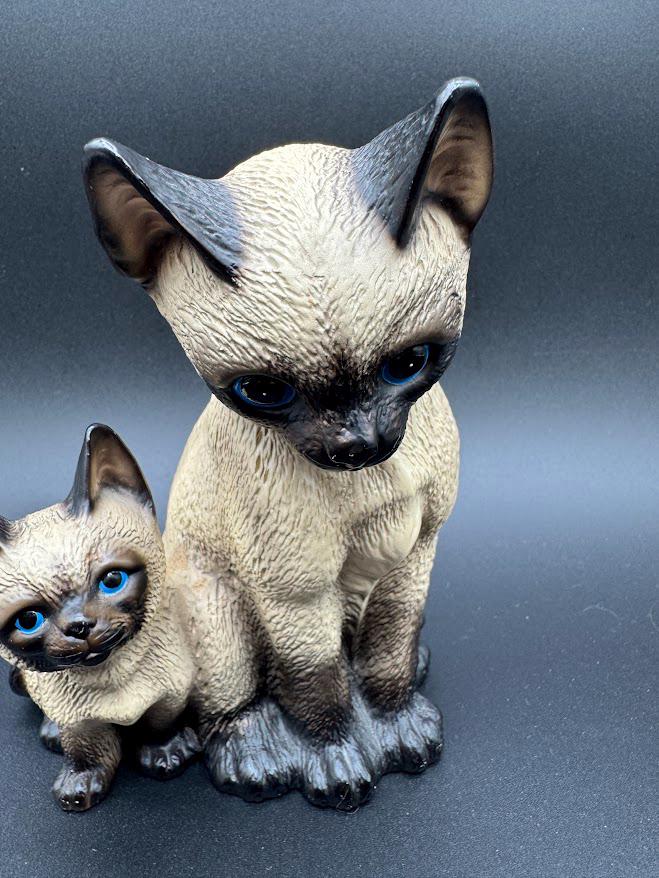 ヴィンテージシャム猫の置物 - 母猫と子猫の陶器彫刻 - ミッド