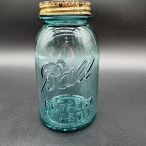 Vintage Ball Perfect Einmachglas mit gerostetem Zinndeckel - Aquablaues Glas mit Fruchtgrafik - Mid-Century Bauernhausküche oder rustikale Vitrine