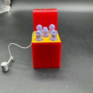 Rotes Vintage Whack-a-Mole Spielzeug mit violetten Tierchen – Retro Hit Spiel mit Mallet – 1980er Jahre Plastik Arcade-Stil Spaß