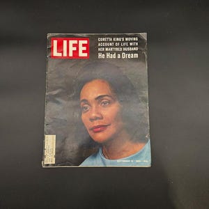 Pode incluir: Uma capa vintage da revista LIFE com Coretta King. O título da revista está numa caixa vermelha, com o título "CORETTA KING'S MOVING ACCOUNT OF LIFE WITH HER MARTYRED HUSBAND He Had a Dream". A edição é de 12 de setembro de 1969.
