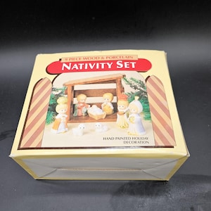 Vintage 9-teiliges Krippenset - Handbemalte Porzellanfiguren mit Holzstall - Weihnachtskrippe im Boxed Style - Kindliche Weihnachtsszene