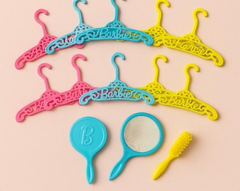 Vintage Barbie-accessoireset – jaren 80/90 plastic hangers, spiegel en borstel – Mattel Doll Closet Essentials