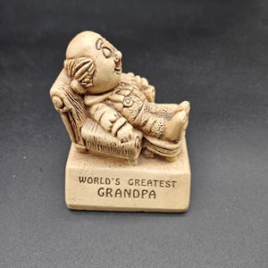 1970 Paula „World’s Greatest Grandpa“ Figur – Vintage Resin Opa im Lehnstuhl – W-178 – Made in USA