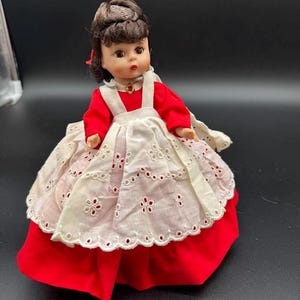 Muñeca Madame Alexander-kins “Jo” – Serie Mujercitas – Vestido rojo con delantal de ojales – Coleccionable vintage de 20 cm
