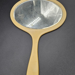 Espejo de mano vintage de celuloide – Espejo de tocador color crema pálido – Decoración de belleza de mediados de siglo