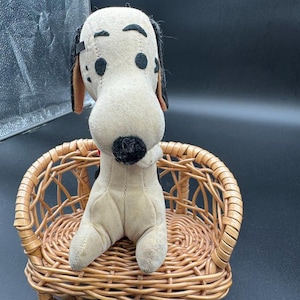 Vintage Snoopy-Stil Plüschhund mit roter Bandana - Filzohren, besticktem Gesicht, Japan 1970er Jahre