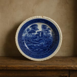 Antyczny talerz Copeland Spode’s Tower Saucer – niebiesko-biały, transferware – Anglia – rustykalny wystrój wiejskiego domu