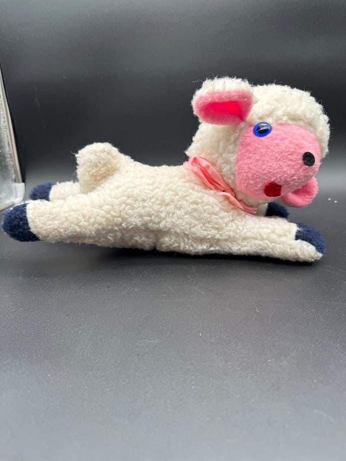 * antique sheep ✵ * クリーム色リボンの キュートな羊さん antique sheep ✵ * クリーム色リボンの キュートな羊さん