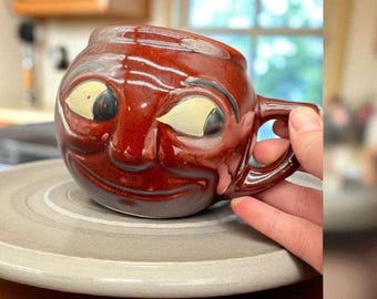 ヴィンテージの擬人化顔マグカップ - 赤い釉薬をかけた陶器の