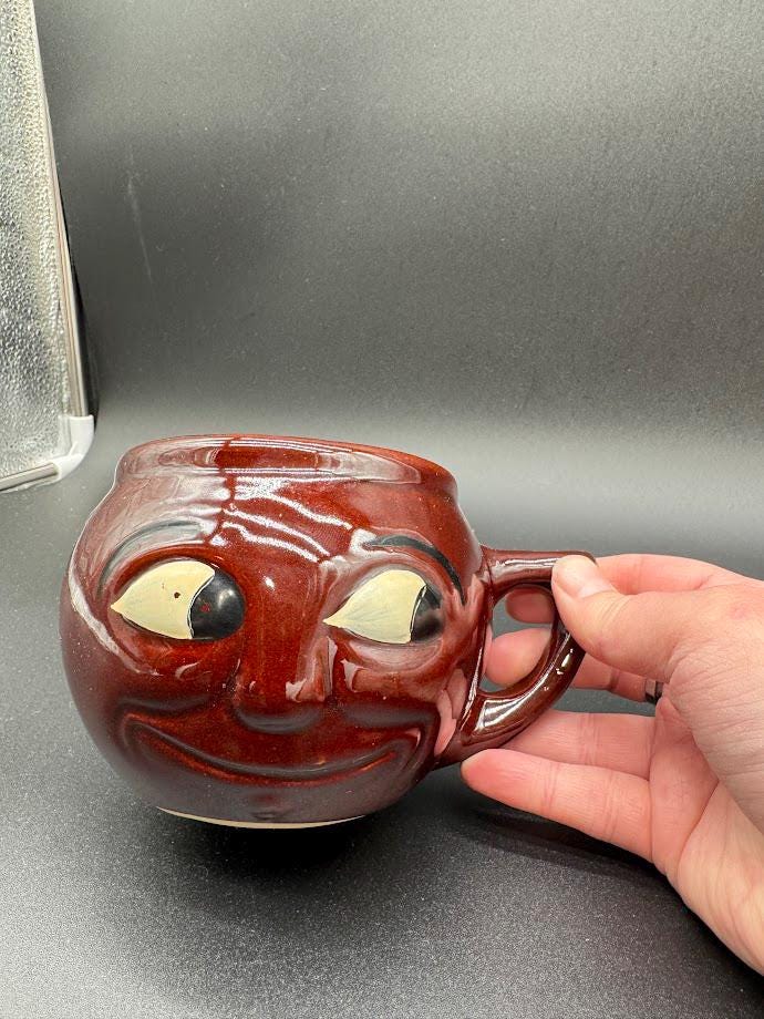 ヴィンテージの擬人化顔マグカップ - 赤い釉薬をかけた陶器の