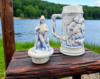 ヴィンテージの青と白の陶器製ビールジョッキ - 置物蓋、ドイツの酒場