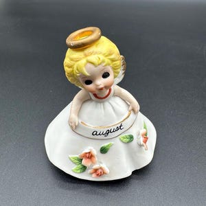 Vintage Josef Originals Geburtstagsengel – August Figur mit Pfirsichblüten – Porzellanengel mit großen Augen aus Taiwan