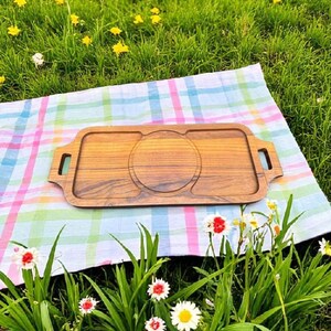 Vintage Teak Charcuterie Tablett – Julie Pomerantz Thailand – Mid-Century Servierbrett mit Griffen