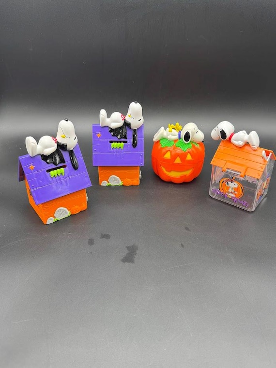 スヌーピー　PVC フィギュア　ビンテージ　ヴィンテージ　ハロウィン Vintage Peanuts Snoopy Halloween Figurine Set – 4 Piece Pumpkin