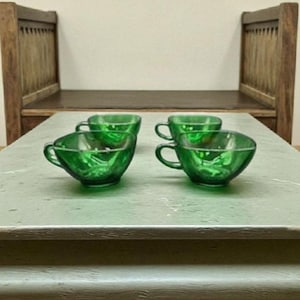 Set of 4 Vintage Forest Green Glass Teacups – Mid-Century Modern Charm for Cottagecore or Retro Table Settings