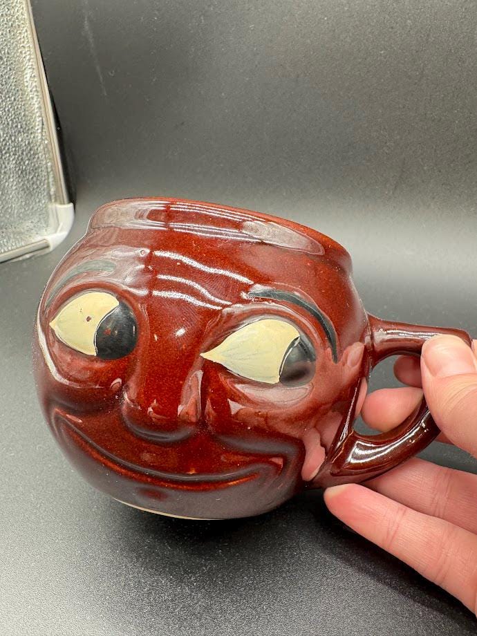 ヴィンテージの擬人化顔マグカップ - 赤い釉薬をかけた陶器の