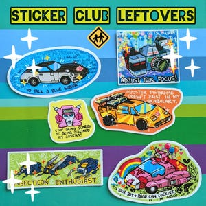 Könnte beinhalten: Eine Sammlung farbenfroher Aufkleber mit verschiedenen Designs und Texten. Die Aufkleber zeigen Illustrationen von Autos, Robotern und anderen Grafiken, zusammen mit Sätzen wie "Adjust Your Focus!" und "To Talk a Blue Streak." Die Aufkleber sind mit "STICKER CLUB LEFTOVERS" beschriftet.