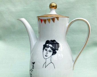 Antieke theepot bedrukt met illustraties in goud, rood en zwart en de mooie 'Belle Dame' Marguerite. Speciale prijs! Zie omschrijving