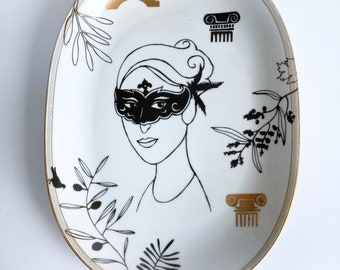 Antique serving dish screen printed with female portrait and other details in black and gold, illustrated by Celinda. 33,5 x 24 cm