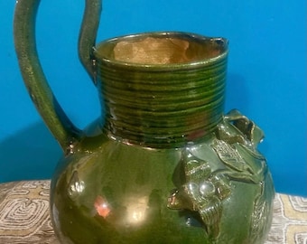 Brocca vintage in ceramica di Oaxaca, Santa Maria de Atzompa, con decorazioni floreali in rilievo.