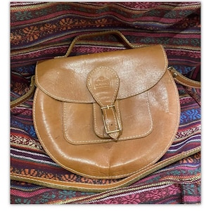 Vintage 70er Jahre FLORES Hellbraune Leder Handtasche Satteltasche Stitch Trim Cross Body