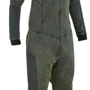 Puede incluir: Un mono de color verde oscuro con cierre de cremallera y cuello alto. El mono tiene una tela texturizada y un aspecto ligeramente descolorido.