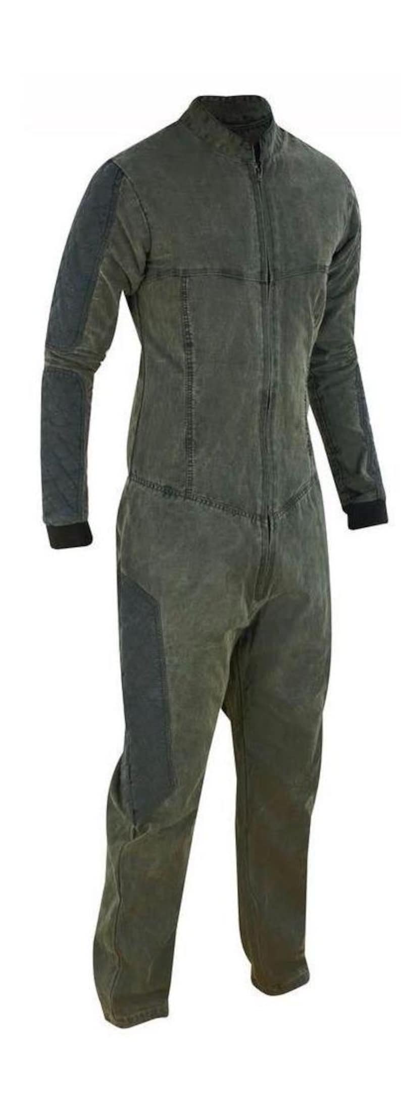 Puede incluir: Un mono de color verde oscuro con cierre de cremallera y cuello alto. El mono tiene una tela texturizada y un aspecto ligeramente descolorido.