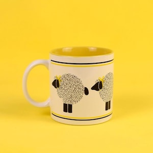 1980年代のヴィンテージ羊マグカップ - 「Le Mouton」 by Dept. 56 - 大胆なグラフィックデザイン、内側はイエロー