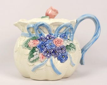 Tetera vintage con lazo floral / 1993 Fitz & Floyd / Diseño de encaje victoriano / Cocina estilo cottagecore