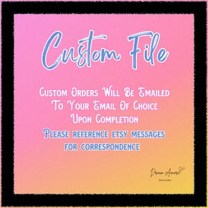 Puede incluir: Gr&aacute;fico digital con un fondo degradado rosa y naranja, enmarcado en negro. El texto "Custom File" est&aacute; en cursiva azul. Texto adicional indica que los pedidos personalizados se enviar&aacute;n por correo electr&oacute;nico al finalizar, haciendo referencia a los mensajes de Etsy. El logotipo de Dream Amore Designs est&aacute; en la parte inferior derecha.
