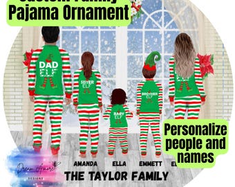 Puede incluir: Un adorno de pijama familiar personalizado con una familia de cinco personas con pijamas a rayas verdes y rojas a juego. Cada parte superior del pijama tiene una etiqueta diferente: Papá, Hermana, Bebé, Hermano y Mamá. El adorno está personalizado con nombres.