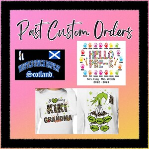 Puede incluir: Un collage de dise&ntilde;os de pedidos personalizados. Incluye un rect&aacute;ngulo negro con el texto "HUSTLE STACK REPEAT Scotland", un dise&ntilde;o "HELLO PRE-K" con huellas de manos y dos camisetas blancas de manga larga con gr&aacute;ficos personalizados.