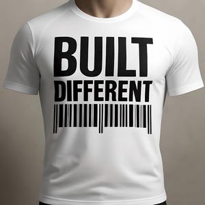 Könnte beinhalten: Weißes T-Shirt mit dem Text "BUILT DIFFERENT" in großen, fetten, schwarzen Buchstaben. Unter dem Text befindet sich ein schwarzes Barcode-Design. Das Shirt hat kurze Ärmel und einen Rundhalsausschnitt.