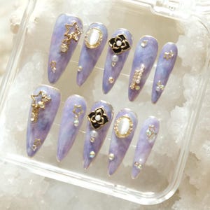 Verträumte ätherische Mandel Drücken Sie auf die Nägel | Luzides Träumen | Elegante lila Presse auf den Nägeln | Luxus Chic Strass Design | Handgefertigte Nailart