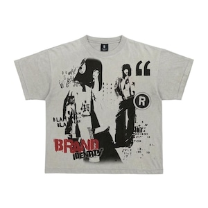 Puede incluir: Una taza de cerámica blanca con un asa negra y el texto "But First, Coffee" en negrita negra. La taza se encuentra sobre un fondo borroso, sugiriendo un ambiente acogedor.