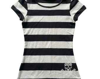 Camiseta de manga corta a rayas estilo Y2K con calavera y tibias cruzadas con pedrería, top punk en blanco y negro.