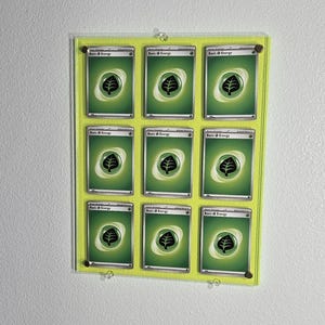 Decoración de pared fluorescente verde con cartas Pokémon recicladas