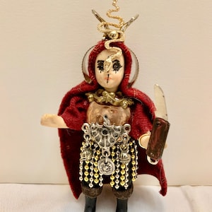 BOUDICCA, KRIEGERKÖNIGIN - Assemblage Kunstskulptur aus Fundobjekten