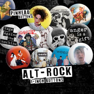 Puede incluir: Una colección de botones de solapa Alt-Rock de 2,5 cm. Los botones presentan imágenes de músicos, logotipos de bandas y texto, incluyendo "PINHEAD BUTTONS", "Rage Against the Machine", "Gorillaz" y "ALT-ROCK".