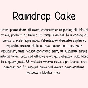 Puede incluir: Un fondo rosa claro con las palabras "Raindrop Cake" en una fuente negra caprichosa. Debajo, un bloque de texto latino.