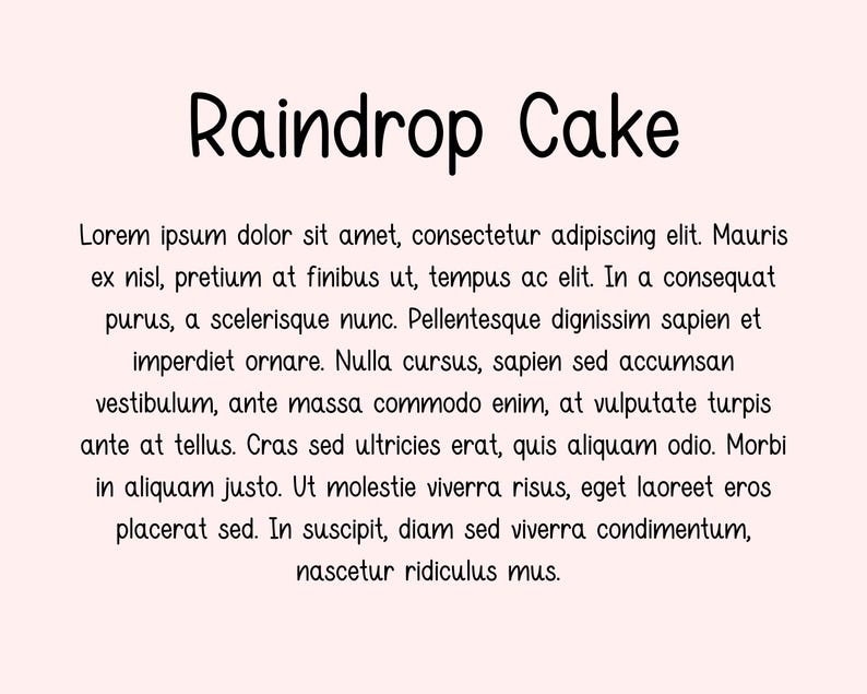Puede incluir: Un fondo rosa claro con las palabras "Raindrop Cake" en una fuente negra caprichosa. Debajo, un bloque de texto latino.