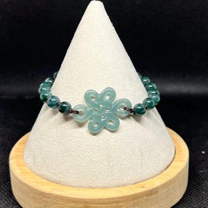 Bracelet en jadéite d&#39;eau bleue avec pièce maîtresse de noeud chinois sculpté à la main - Bijoux en pierres précieuses faits main