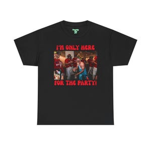 Puede incluir: Camiseta negra con el texto "I'M ONLY HERE FOR THE PARTY!" en rojo. La camiseta presenta una imagen colorida de una escena de fiesta. La camiseta está hecha de un material suave y cómodo.