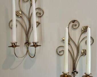 Par de candelabros de pared vintage de latón dorado.