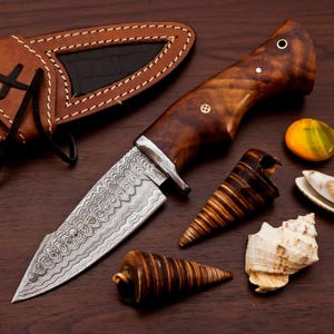 Handgefertigte Jagdmesser aus Damaszener Stahl - Echter Holzgriff mit Premium Lederscheide | Perfektes Jägergeschenk & Outdoor-Klinge, bestes Geschenk