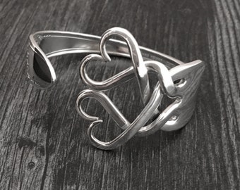 Upcycled Schmuck, Einzigartige Manschettenarmbänder, Recyceltes Silber Gabel Armband im Weaving Hearts Design