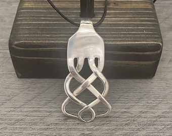 Collana in argento con intreccio celtico realizzata con posate riciclate