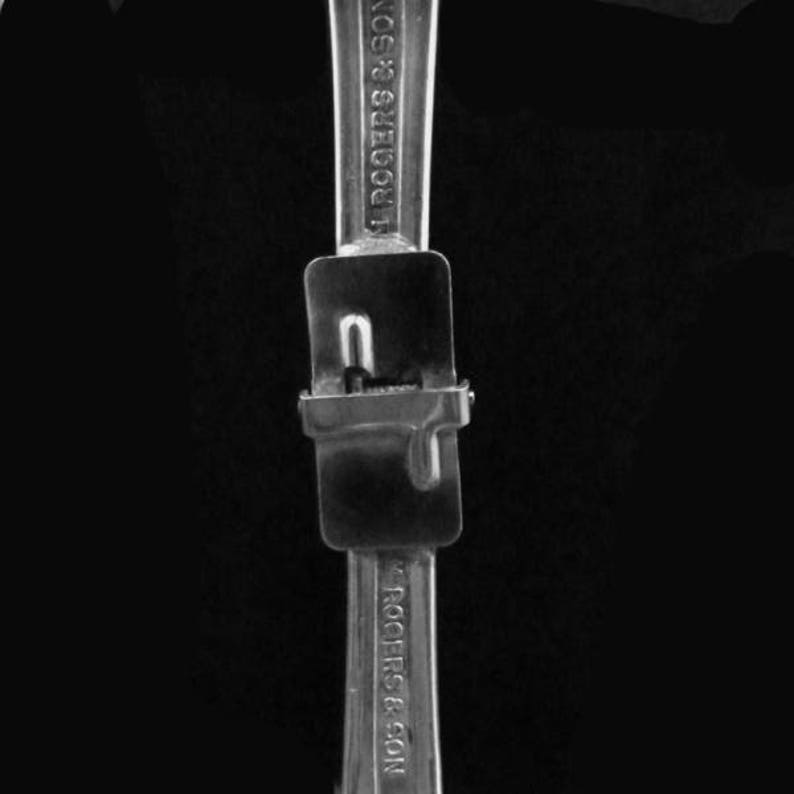 Pu&ograve; includere: Un pezzo di posate vintage argentato con l'iscrizione "1. Rogers & Son" sul manico. Il pezzo ha una chiusura decorativa argentata con cerniera.